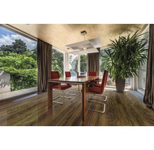 Esszimmer mit Esstisch, Stühlen, Zimmerpflanze und großem Fenster