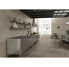 Geräumige Küche mit Fliesenboden, Edelstahlspüle und Holzregalen