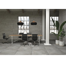 Modernes Büro mit Konferenztisch, Bürostühlen, Betonboden und Pendelleuchten.