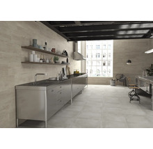 Helle Küche mit Fliesen in Holzoptik, Edelstahl-Arbeitsflächen und Regalen