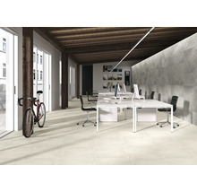 Büro mit weißen Tischen, Bürostühlen, Fahrrad und Fliesenboden
