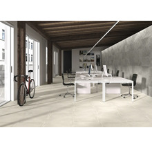 Helles Büro mit Fliesenboden, Schreibtischen und einem Fahrrad