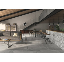 Helles Wohnzimmer mit Sofa, Tisch, Stühlen, Bar und grauem Bodenfliesenbelag.