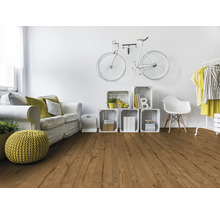 Wohnzimmer mit Laminatboden in Holzoptik, Sofa und dekorativen Elementen