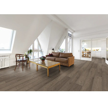 Heller Wohnraum mit Laminatboden, Couch, Tisch und Stuhl