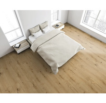 Helles Schlafzimmer mit Doppelbett, Nachttischen und Holzboden