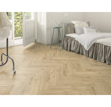 Heller Raum mit Fischgrätparkett, Bett und offenem Balkon