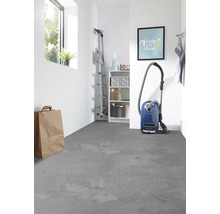 Heller Raum mit Leiter, Regal, Staubsauger und grauem Bodenbelag