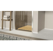 Duschkabine mit Holzrost und Handtuchleiter mit Textilien