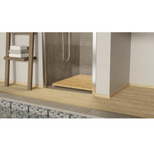 Badezimmer mit Dusche, Duschhocker aus Holz und Handtuchleiter