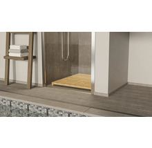 Badezimmer mit Dusche, Holzrost und Handtuchleiter