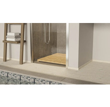 Duschbereich mit Holzrost, Handtuchleiter und Mosaikfliesen