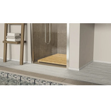 Duschkabine mit Holzboden und Handtuchleiter im Badezimmer