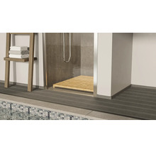 Badezimmer mit Dusche, Holzrost und Handtuchleiter