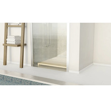 Detailansicht eines Badezimmers mit Handtuchleiter, Dusche und Fliesen