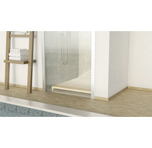 Helles Badezimmer mit Dusche, Holzrost und Handtuchleiter