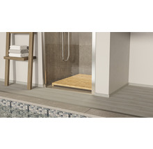 Badezimmer mit Dusche, Duschkopf, Holzrost und Handtuchleiter mit Textilien