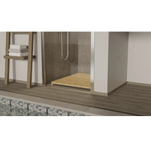 Badezimmer mit Dusche, Holzrost und Handtuchhalter