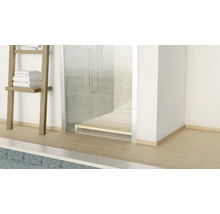 Badezimmer mit Dusche, Handtuchleiter und Handtüchern