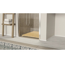 Modernes Badezimmer mit Dusche, Holzrost und Handtuchleiter.