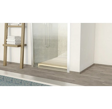 Badezimmer mit Dusche, Duschwanne aus Holz und Handtuchhalter