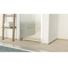 Badezimmeransicht mit Dusche, Handtuchleiter und Fliesenboden