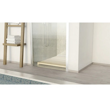 Badezimmer Szene mit Dusche, Handtuchregal und Handtüchern.