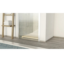 Heller Duschbereich mit Holzrost, Handtuchleiter mit Textilien und gefliester Boden