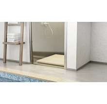 Badezimmer mit Dusche und Holzbodenrost sowie Handtuchleiter