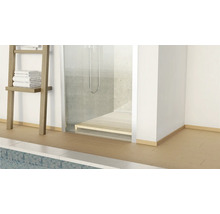 Badezimmer mit Dusche, Handtuchleiter und Fliesenboden