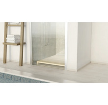 Badezimmer mit Dusche, Handtuchleiter und Fliesenboden