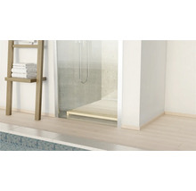 Badezimmer mit Dusche, Handtuchleiter und Fliesenboden