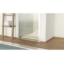 Badezimmer mit Handtuchleiter, Dusche und Holzboden