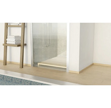 Badezimmer mit Dusche, Handtuchleiter und hellem Holzboden