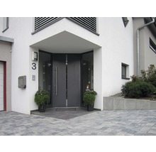 Eingangsbereich eines Hauses mit Haustür, Briefkasten und Hausnummer