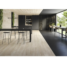 Innenraum mit Tischen, Stühlen und Holzboden