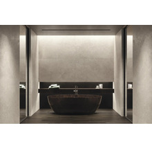 Badezimmer mit freistehender Badewanne, Ablagefläche und großformatigen Wandfliesen