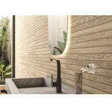 Badezimmer mit Wandverkleidung in Holzoptik, Waschtisch und Spiegel