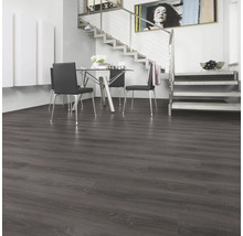 Wohnraum mit Esstisch, Treppe und Laminatboden in Holzoptik