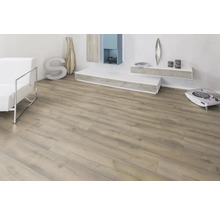 Heller Wohnraum mit Laminatboden in Holzoptik