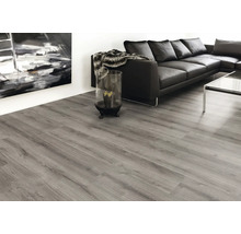 Wohnzimmer mit grauem Vinylboden in Holzoptik, Sofa und Dekoration