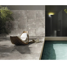 Terrasse mit Fliesen im Marmorlook, Liegestuhl und Pool