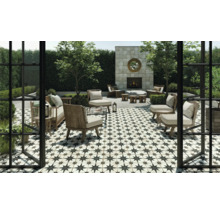 Gestalteter Außenbereich mit Terrassenfliesen, Gartenmöbeln und Kamin