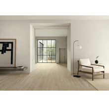 Heller Raum mit Bodenfliesen in Holzoptik, Sessel und Kunstwerk