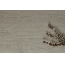 Heller Laminatboden mit Holzstruktur