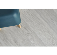 Heller Laminatboden mit Holzstruktur neben einem Stuhl