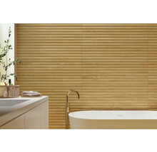 Badezimmergestaltung mit Wandfliesen in Holzoptik, Badewanne und Waschtisch