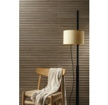 Wandgestaltung mit Holzoptik Fliesen, Stuhl und Stehlampe in einem Raum