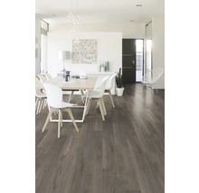 Heller Essbereich mit Esstisch, Stühlen und Laminatboden in Holzoptik.