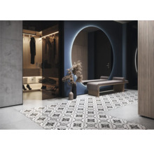 Eingangsbereich mit begehbarem Kleiderschrank, Spiegel, Bank und gemusterten Bodenfliesen